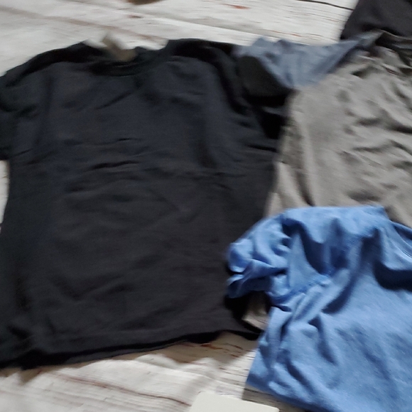 BOYS GRAPHIC TEES BUNDLE - Picture 9 of 11